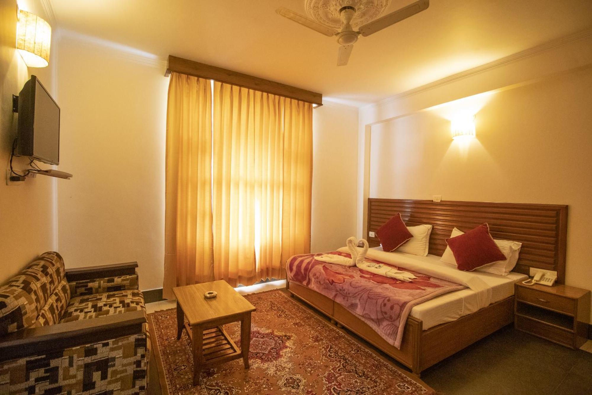 Wow Stayz2 Hotel The Lodge Дхарамсала Екстериор снимка
